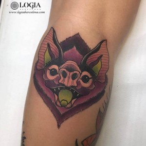 tatuaje-pierna-murcielago-color-logia-barcelona-ester-sans 
